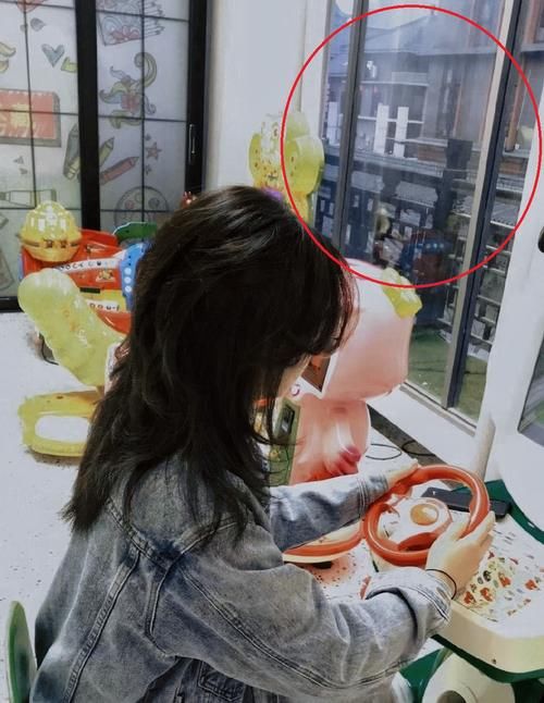 在北京秀水街的一家老人玩具门店内