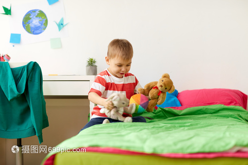 一些家长和教师将“玩”简单地视为吸引孩子注意力的手段