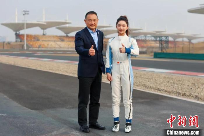 师炜成为中国首位F1学院外卡车手，标志中国女性