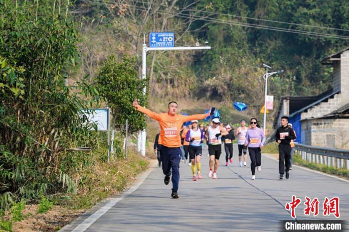 国际跑者齐聚九嶷山 半程马拉松赛展现自然与人