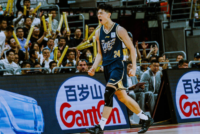 广东宏远大胜新疆男篮 杜锋改变态度崔永熙复出