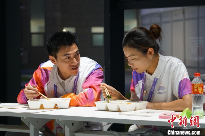 杭州亚运会击剑颁奖仪式圆满举行 崔悦与丈夫毛