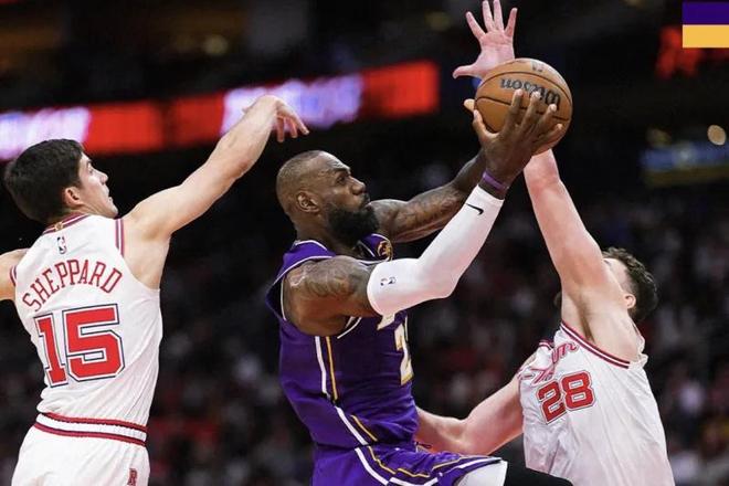 湖人双杀火箭稳居西部第三 火箭滑落第五暴露攻