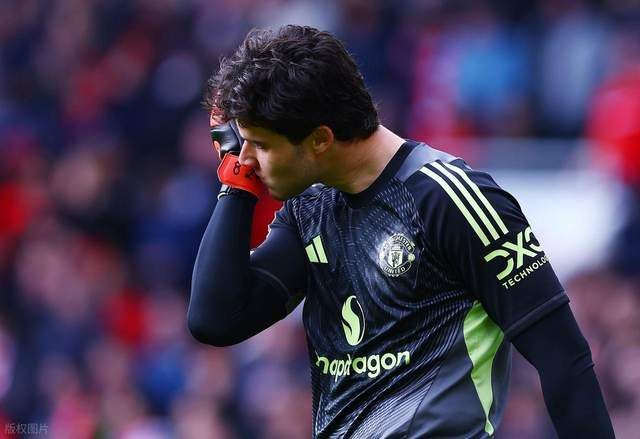 曼联拆除球迷看台引争议 老球迷坚守80年遭清退