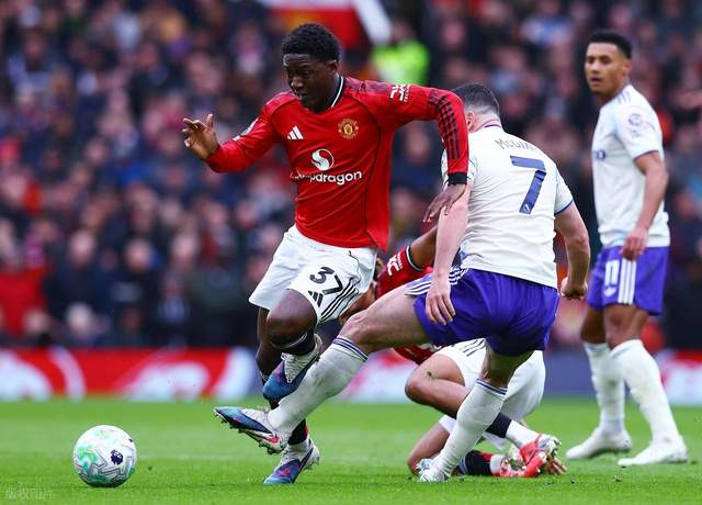 曼联拆除球迷看台引争议 老球迷坚守80年遭清退