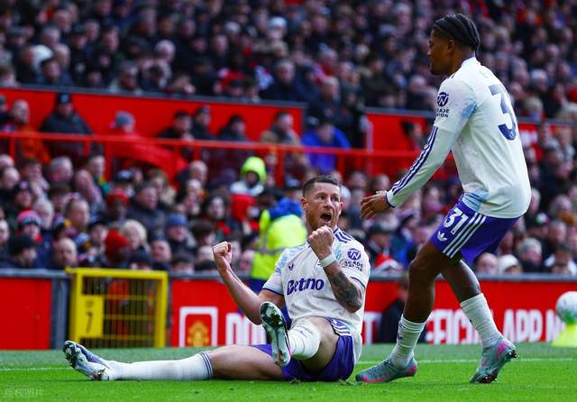 曼联拆除球迷看台引争议 老球迷坚守80年遭清退