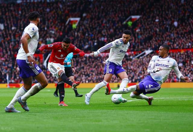 曼联拆除球迷看台引争议 老球迷坚守80年遭清退