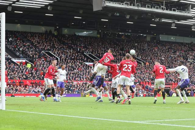 曼联拆除球迷看台引争议 老球迷坚守80年遭清退