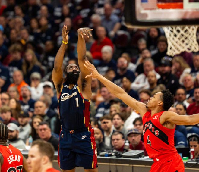 哈登冷静应对肘击 骑士轻取猛龙晋级季后赛