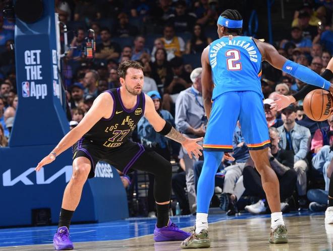 雷霆三节打卡击败残阵湖人 创NBA历史连续三场净